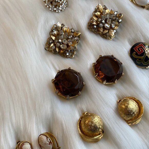 LARGE LOT VINTAGE EARRINGS (FURSTENBERG, TRIFARI, KJL, LEE, KRAMER, ROBERT) - Picture 12 of 16